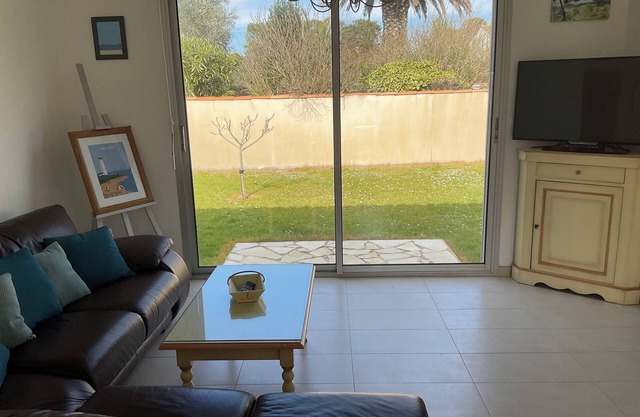 Villa 150m from the sea in very quiet area with walled garden.