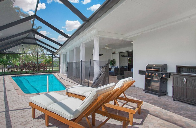 Villa 2 bed 2 bath 10 min from 5th ave and beach with private pool