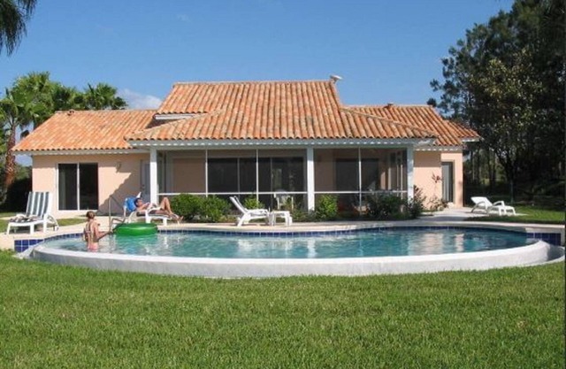 Villa 4 bedrooms 200 M2, facing the lake, water skiing, golf, tennis, near parks.