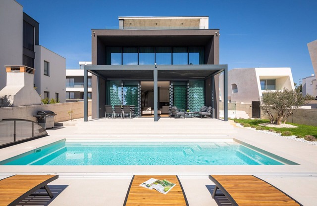 Villa Acacia with heated pool