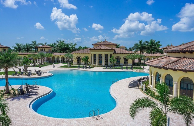 Villa Acqua - Sunset Lake View, Resort Amenities Near Golf, Beach & Restaurants!