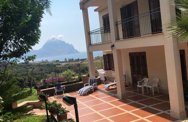 Villa Aileen in a subtropical garden near the most beautiful beach in Italy