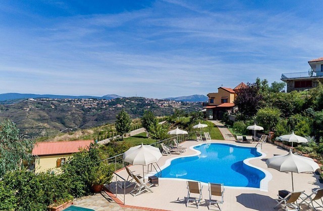 Villa Albatros B: A characteristic and welcoming independent house surrounded by the greenery, with Free WI-FI.