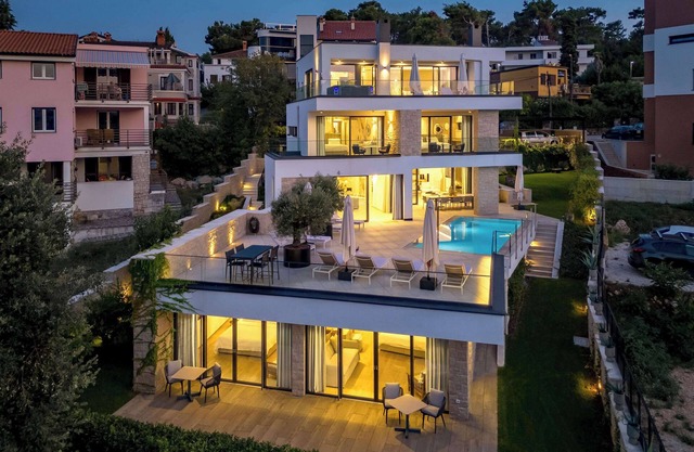 Villa Albion Summary: