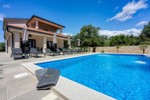 Villa Alves with Private Pool