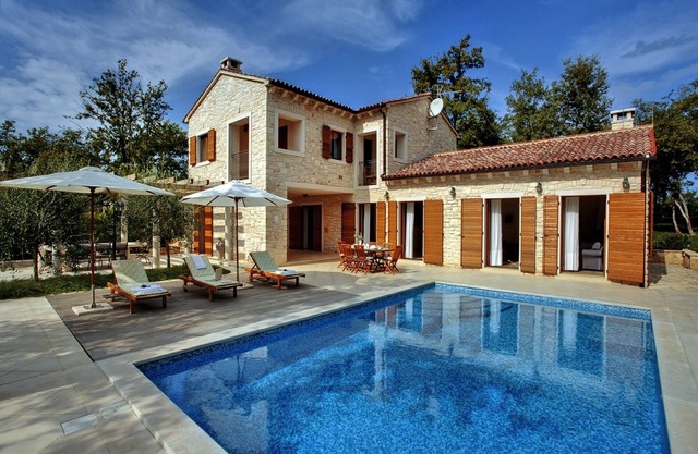 Villa Ana, privacy 5* Villa with large Garden, Child friendly, 300m to beach