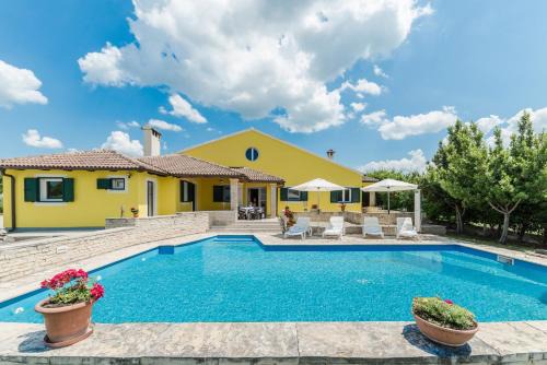 Villa Ana with large pool
