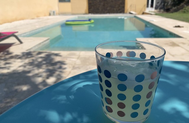 Villa and chalet with pool near Aix and Luberon