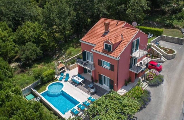 Villa Anita - Five Bedroom Villa with Swimming pool