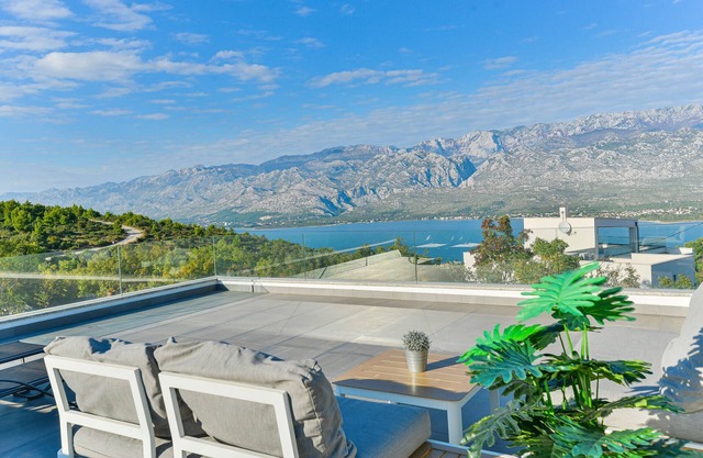 Villa Anna with roof terrace and pool