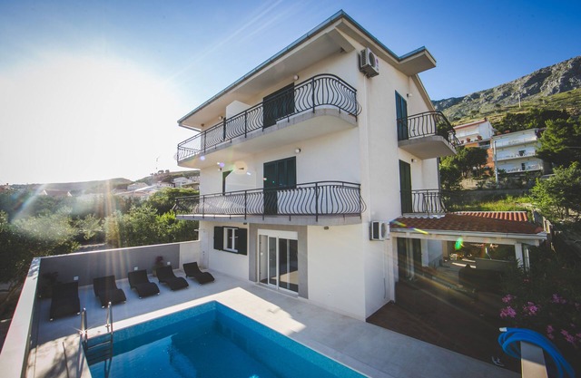 Villa Antonija, 50 m from sandy beach, heated pool, max 12 pax