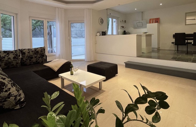 Villa Apricot - large house with garage parking space