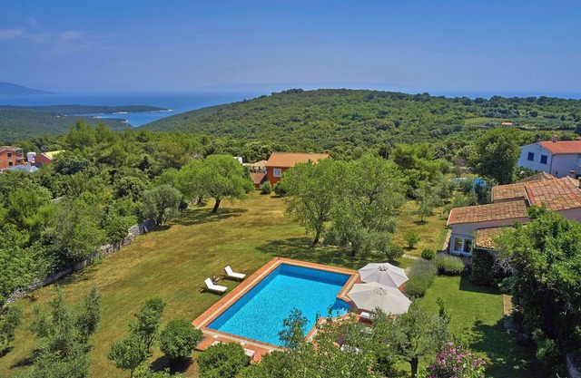 Villa Arbora * quiet location, 4000 m2 garden, private pool, free WiFi