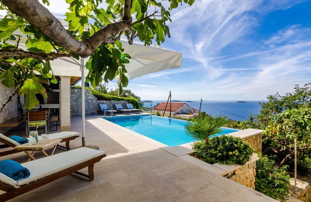 Villa Art Gallery - Six Bedroom Villa with Terrace and Swimming Pool