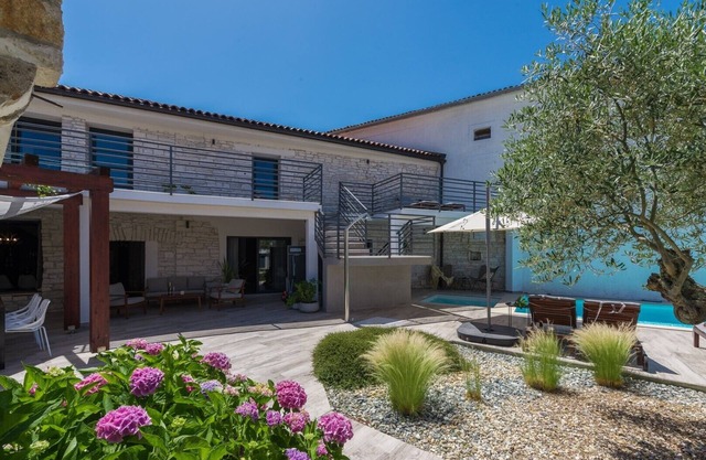 Villa Artiana with swimming pool near Rovinj