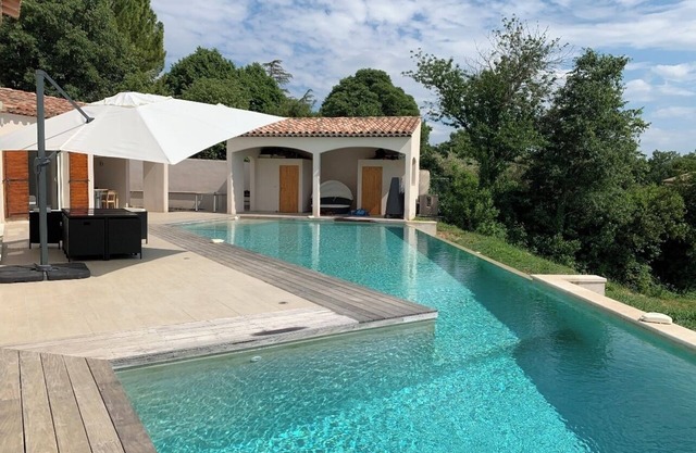 Villa at the foot of the Luberon