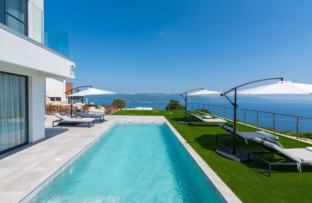 Villa Atrium with heated pool, sea view & jacuzzi