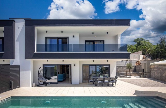 Villa Aura with heated pool & Seaview