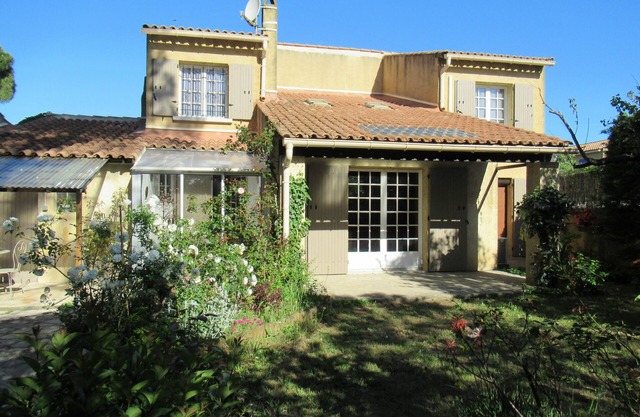 Villa Avec Jardin, au Calme, Dans Quartier Résidentiel, à 10 mn D'avignon