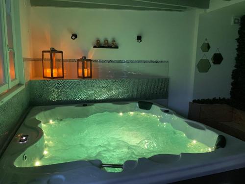 Villa avec maxi Jacuzzi à côté de maison des examens