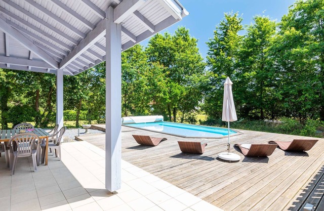 Villa Avec Piscine Chauffée au Calme