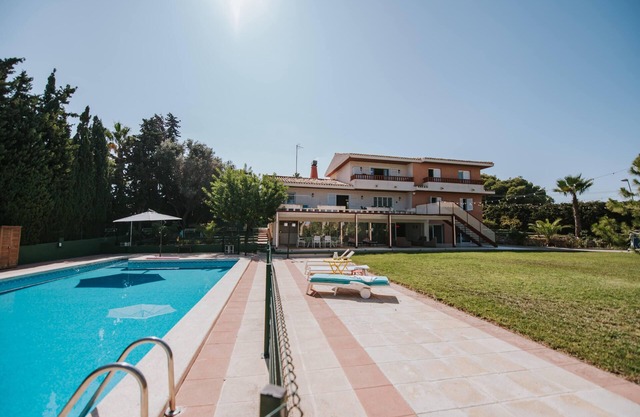 Villa Balcón Rosa con Vistas a Torrevieja: Piscina, Sala de Juegos y Mucho Más!