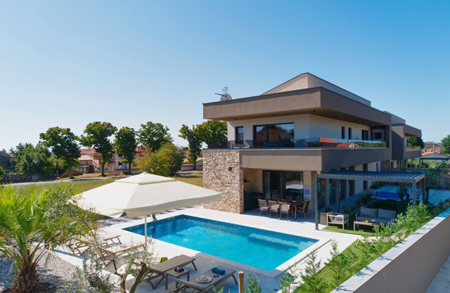 Villa Bavigo for 8 people near Pula with wellness & children playground