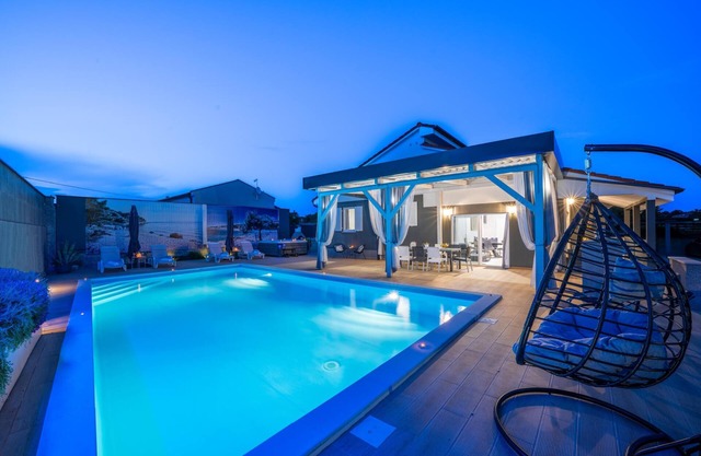 Villa Beauty with Heated Pool, Sauna and Hot tub