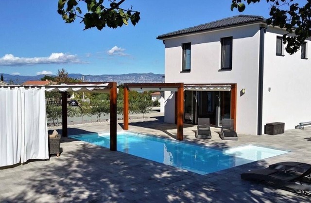 Villa Beeches with heated pool