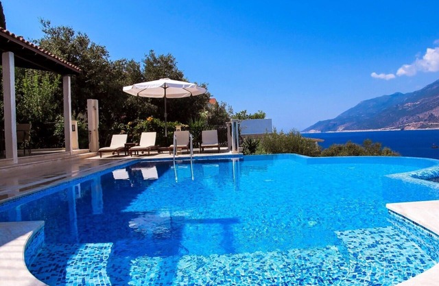 Villa Bella Vista: Seafront villa with private pool and private sea deck