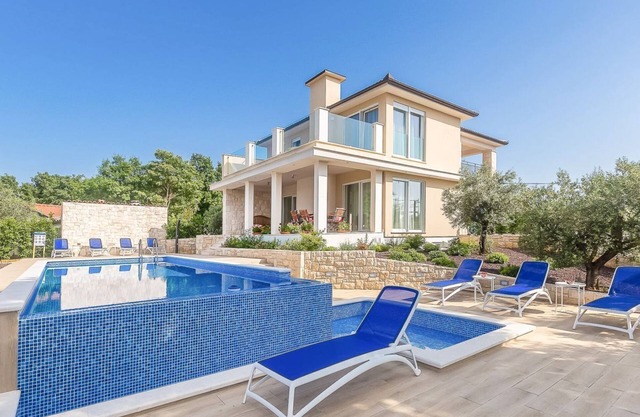 Villa Benedeka - Four Bedroom Villa, Sleeps 8