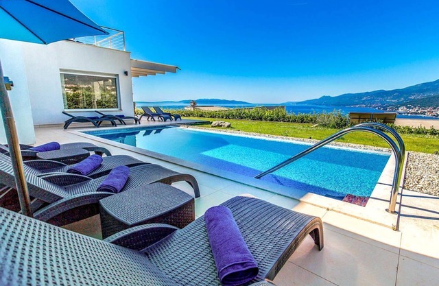 Villa Benke - Four Bedroom Villa, Sleeps 12