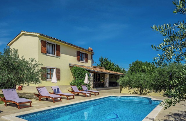 Villa Braidizza * fenced garden, private pool, terrace, free WiFi
