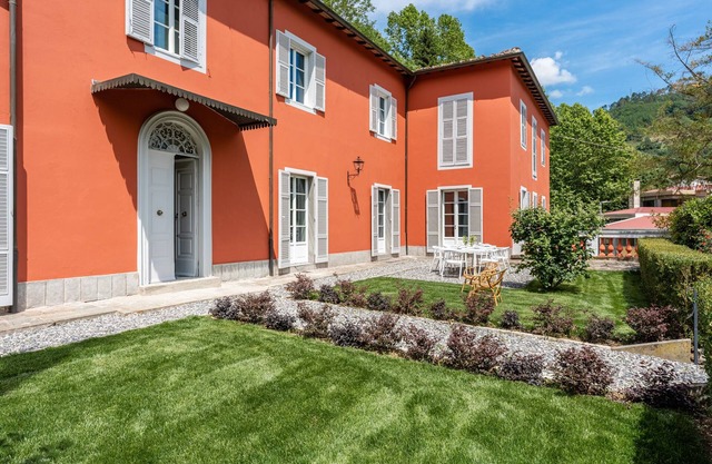Villa Brecht relaxes in the countryside of Lucca