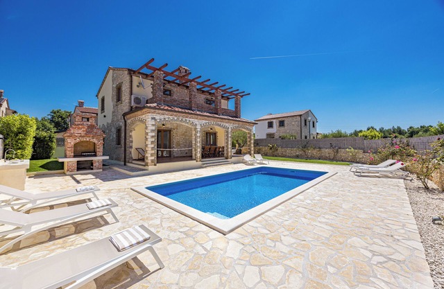 Villa Brioni private pool, parking, AC, WiFi, 4 bedrooms by Rentistra