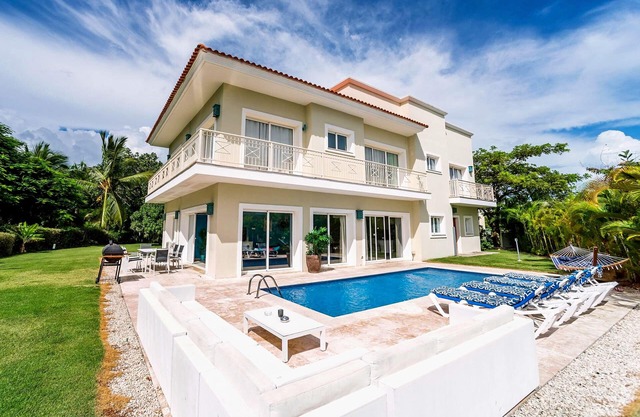Villa Bueno in Iberostar Bavaro beach, 4BDR, 8 guests, private pool, Golf club.