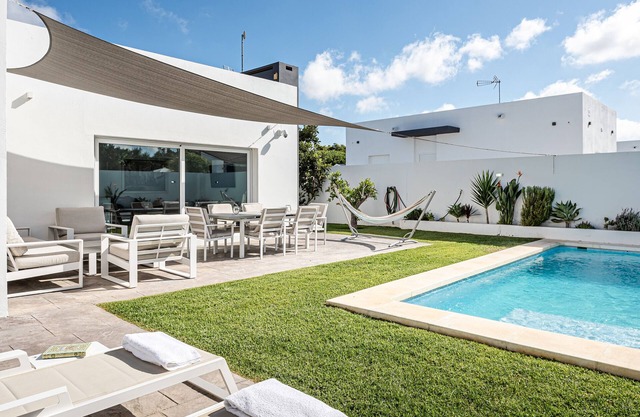 Villa 'Chill Out Of City' with Private Pool, Wi-Fi and Air Conditioning