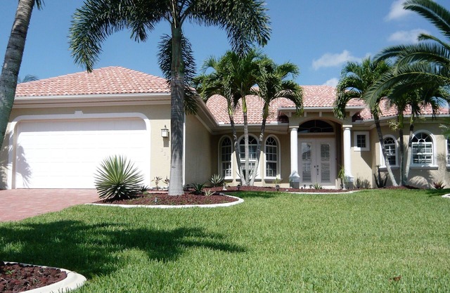 Villa'Cape Florida 'with heated pool/spa on a wide Gulf access canal