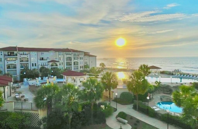 Villa Capriani Beachfront 2BR/2BA Condo - Pools, Tennis, Free Parking, WiFi