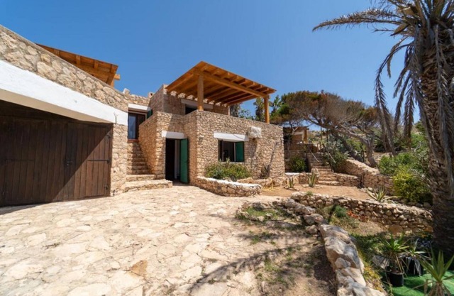 Villa Casa degli Elimi dammuso by the sea in exclusive bay in Lampedusa