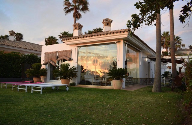 Villa "Casa Roche" with view over the water