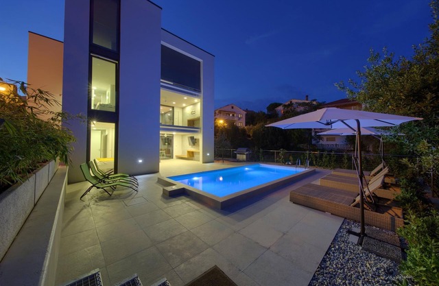 Villa Celeia - Luxurious second floor apartment with heated pool in city centre of Krk