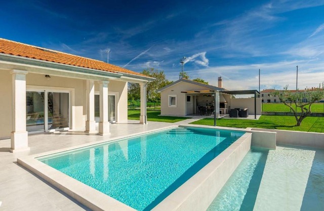 Villa Civitan with infinity pool in Novigrad