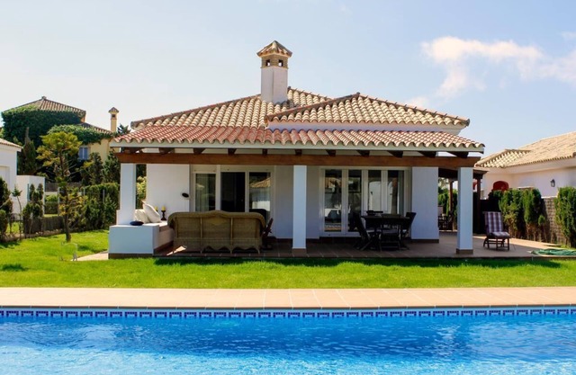 Villa Clara - Beautiful pool villa very close to the beach