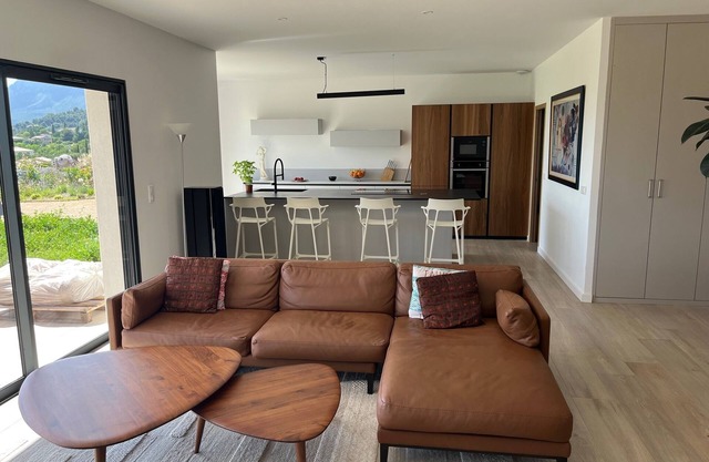 Villa contemp. 210m2 near Aix en Provence Ste-Victoire superb view Swimming pool