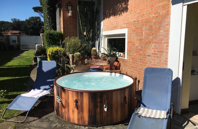 Villa Cora 250 mts from beach with Jacuzzi in the garden