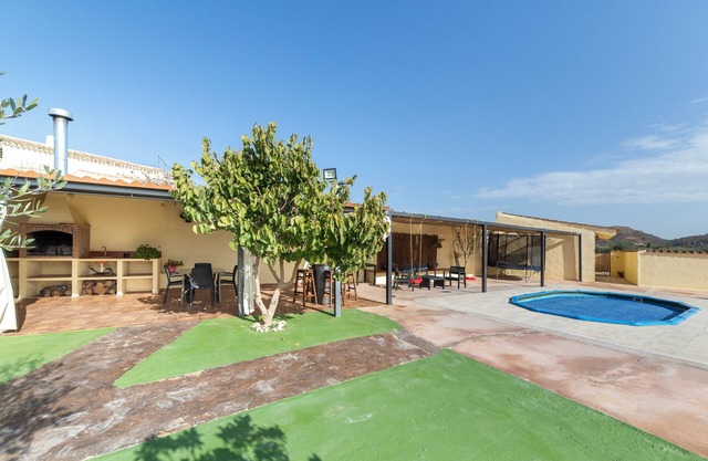 Villa Cortijo Alba with Pool, Garden, A/C & Wi-Fi
