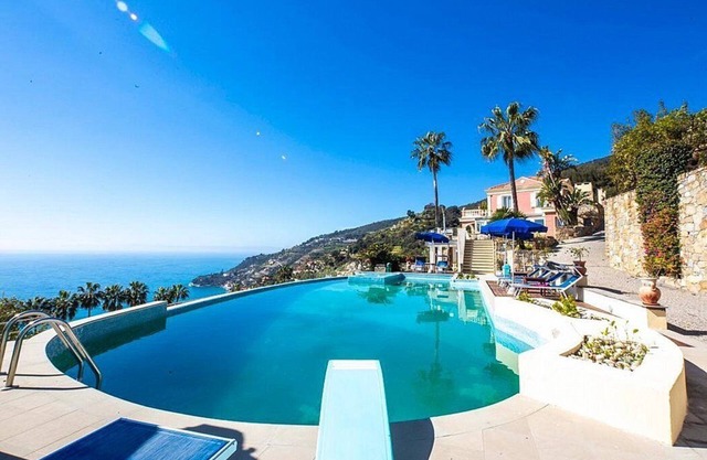Villa Cosmea: A charming and bright three-story villa which faces the sun and the sea, with Free WI-FI.