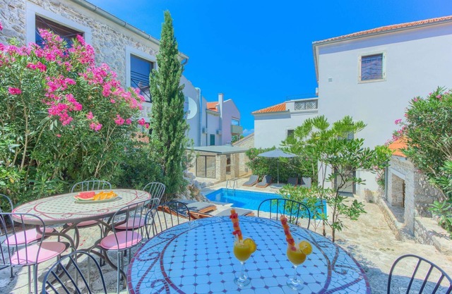 Villa Cubismo - with a pool for 18 guests, close to restaurants and cafes