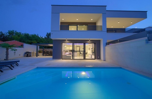 Villa Dama with heated pool and Seaview